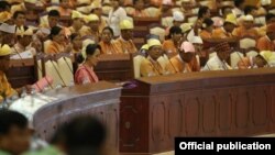 Para anggota parlemen baru Myanmar dalam acara pengambilan sumpah hari Senin (1/2).