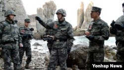 이영주 해병대사령관(가운데)이 지난 1월 서북도서 최전방 해병대 6여단을 방문해 동계작전 태세를 점검하고 있다. (자료사진)