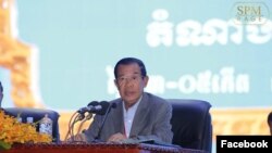 រូបឯកសារ៖ នាយក​រដ្ឋមន្ត្រី​កម្ពុជា​លោក​ ​ហ៊ុន សែន​ ​​​ចូលរួមមហា​សន្និបាត​បក្ស​​ដែល​មាន​រយៈពេល​បីថ្ងៃ​ ​នៅរាជធានីភ្នំពេញ កាលពីថ្ងៃសុក្រ ទី១៩ ខែមករា ឆ្នាំ២០១៨។⁣ (រូបដកស្រង់ពីហ្វេសប៊ុក Samdech Hun Sen, Cambodian Prime Minister)