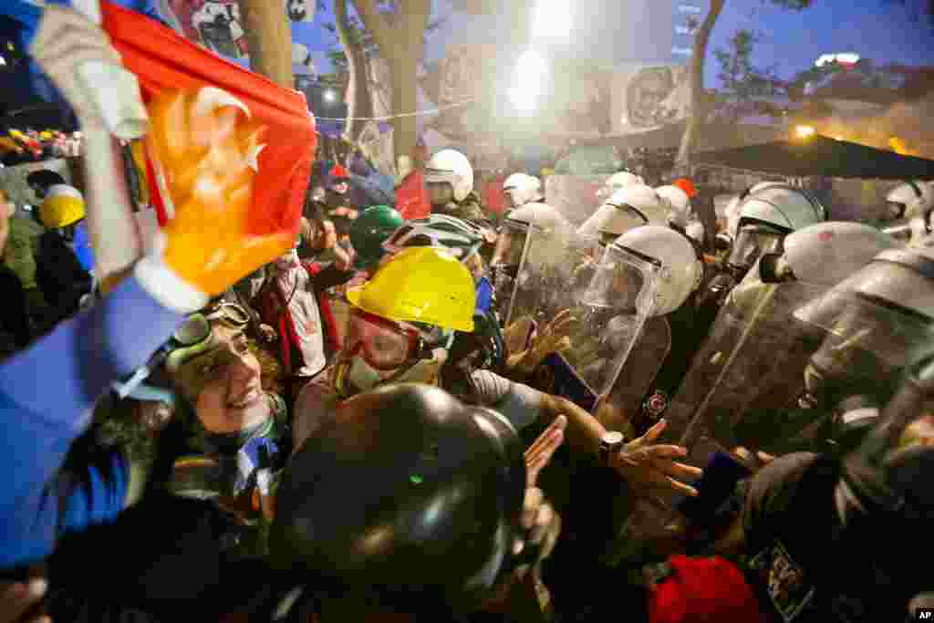 Protesters try to resist the advance of riot police in Gezi Park in Istanbul, Turkey, Saturday, June 15, 2013.