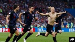 Le Croate Domagoj Vida, à droite, jubile avec ses coéquipiers après avoir marqué le deuxième match de son équipe contre la Russie lors de la Coupe du monde 2018 au Fisht Stadium, à Sotchi, Russie, 7 juillet 2018