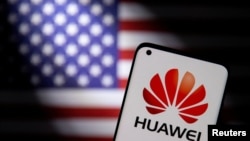 Smartphone dengan logo Huawei terlihat di depan bendera AS dalam ilustrasi yang diambil pada 28 September 2021. (Foto REUTERS/Dado Ruvic)