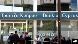 Para nasabah menunggu di luar Bank Siprus di Nicosia, Siprus (28/3).
