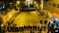 حضور نیروهای امنیتی در مقابل دانشگاه امیر کبیر و در جریان اعتراضات پس از هدف قرار گرفتن هواپیمای اوکراینی توسط سپاه - آرشیو