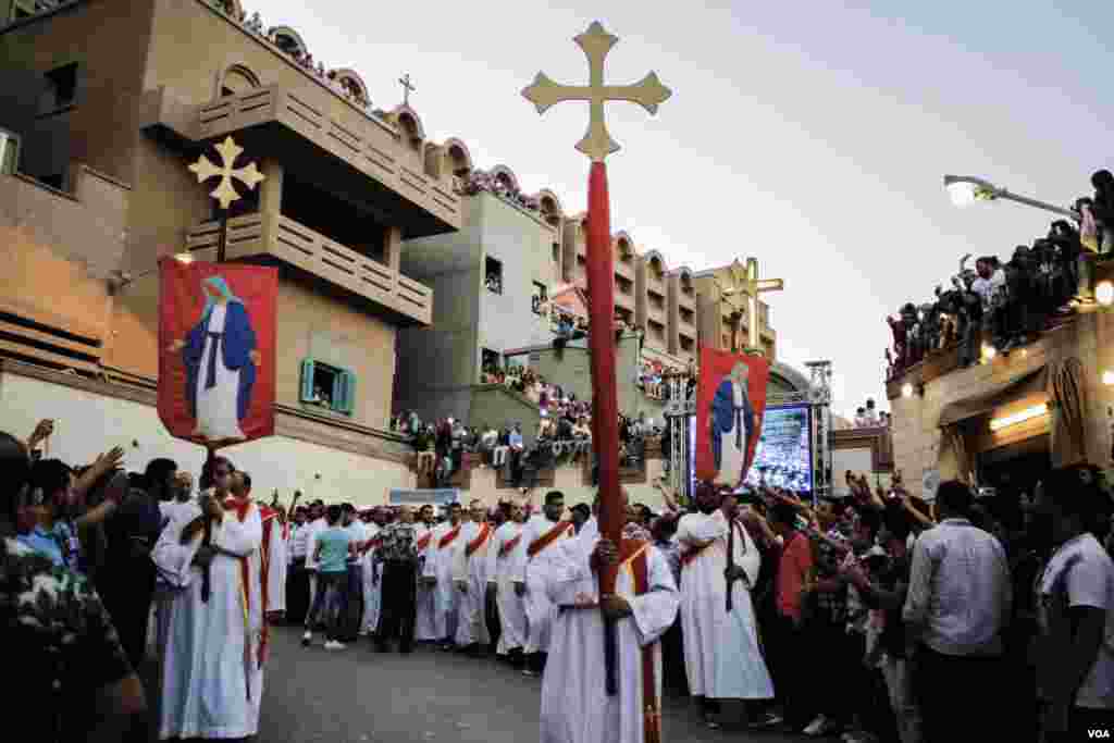 Copts cheer deacons while they walk on the mountain as a religious ritual for the event in Assiut, Egypt, August 20, 2017. (H. Elrasam/VOA)