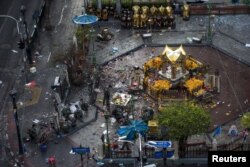 Experts investigate the Erawan shrine at the site of a deadly blast in central Bangkok, Thailand, Aug. 18, 2015.