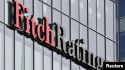 Logo Fitch Ratings terlihat di kantor mereka di distrik keuangan Canary Wharf di London, 3 Maret 2016. (Foto: Reuters)