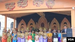 រូបឯកសារ៖ ពាន​រង្វាន់​មេដាយ​មាស​ស្ថាបនា​ជាតិ​របស់​រាជរដ្ឋាភិបាល​កម្ពុជា ផ្ដល់​ជូន​លោក ទេស សារឿម ប្រធាន​សមាគម​មរតក​ខ្មែរ​នៅ​សហរដ្ឋ​អាមេរិក ក្នុង​កម្មវិធី​ចូល​ឆ្នាំ​ខ្មែរ នៅ​រដ្ឋធានី​វ៉ាស៊ីនតោន កាលពី​ថ្ងៃអាទិត្យ ទី៣០ ខែមេសា ឆ្នាំ២០១៧។ (ភី សុភាដា/វីអូអេ)