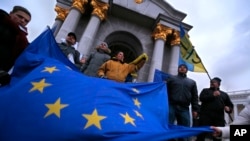 Para demonstran Ukraina membentangkan bendera Uni Eropa di ibukota Kiev untuk memrotes keputusan pemerintah Ukraina yang menolak perjanjian dengan Uni Eropa (26/11). 