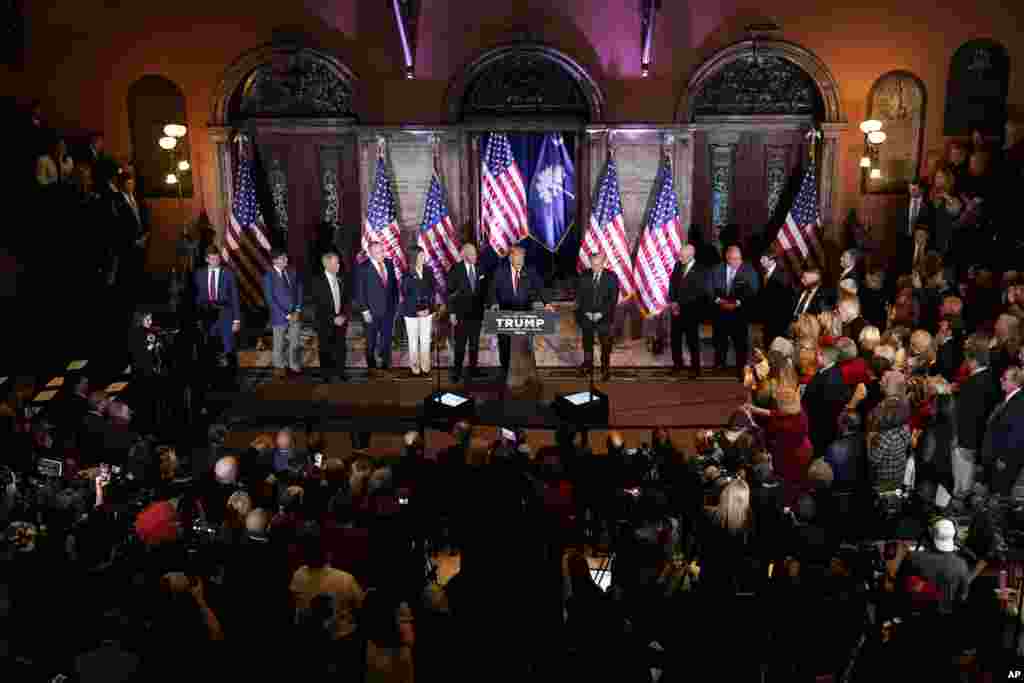 28 հունվարի, 2023թ. Թրամփի նախագահական քարոզարշավի առաջին նախընտրական իրադարձություններից մեկը նրա հանրահավաքն էր Կոլումբիայում, (Հարավային Կարոլինա): Նրա կողքին են սենատոր Լինդսի Գրեհեմը (Թրամփի աջ կողմում) և նահանգի նահանգապետ Հենրի Մաքմասթերը։ &nbsp;