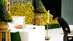 PM Jepang Shinzo Abe memberikan penghormatan terhadap korban Perang Dunia II di balai Nippon Budokan di Tokyo (15/8).