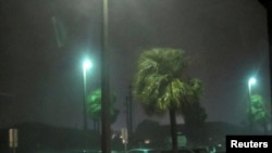 La pluie et les vents causés par la tempête sont perceptibles à l’approche de l'ouragan Matthew à Melbourne, Floride, États-Unis, 7 octobre 2016.