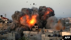 Bola api meletus dari sebuah bangunan di distrik pemukiman Rimal Kota Gaza pada 16 Mei 2021, selama pemboman besar-besaran Israel di daerah kantong yang dikuasai Hamas. (Foto: AFP/Bashar Taleb)