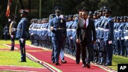 Waziri mkuu wa Ethiopia Abiy Ahmed akikagua gwaride la heshima kumkaribisha Nairobi, Kenya kabla ya mazungumzo na mwenyeji wake Rais William Ruto.