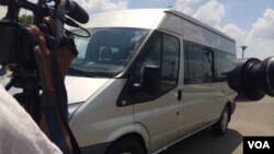 Australian officials arrived at Phnom Penh International Airport as the first four refugees from Nauru island landed in Cambodia, June 4, 2015. (Phorn Bopha/VOA Khmer) 