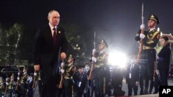 ប្រធានាធិបតី​រុស្ស៊ី​ Vladimir Putin បាន​មកដល់​ពិធី​ស្វាគមន៍​សម្រាប់​គណប្រតិភូ​ដើម្បីចូល​រួម​វេទិកា​ Belt and Road ក្នុង​ទីក្រុង​ប៉េកាំង​ ប្រទេសចិន​កាលពីថ្ងៃទី​១៧ តុលា ឆ្នាំ២០២៣។(Konstantin Zavrazhin, Sputnik, Kremlin Pool Photo via AP)