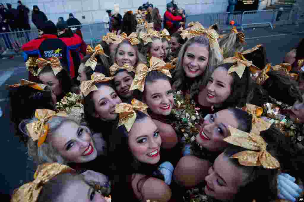 Revelers stay warm before the 92nd annual Macy&#39;s Thanksgiving Day Parade in New York, Nov. 22, 2018.