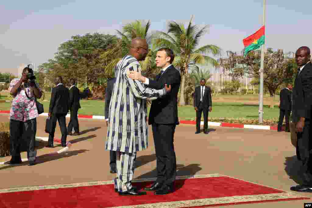 Shugaban Burkina Faso Roch Marc Christian Kabore tare da takwaran aikinsa shugaban Faransa Emmanuel Macron a fadar kasar, da ke Ouagadougou, Nuwamba 27, 2017&nbsp; &nbsp;
