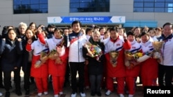 Sarah Murray (tengah) pimpinan pelatih tim hoki es gabungan putri Korea terlihat berada di antara para pemain hoki es putri Korea Utara setiba mereka di pusat latihan nasional Korea Selatan, di Jincheon, Korea Selatan, 25 Januari 2018.