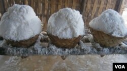 Garam hasil panen petani (foto: VOA/Petrus Riski)