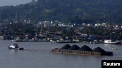 Sebuah kapal menarik tongkang batubara di sepanjang Sungai Mahakam, Samarinda, Kalimantan Timur (foto: Reuters).