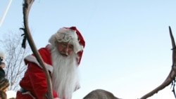 Un participante de una competencia de trineos de Santa Claus en el poblado de Gallivare, en Suecia.