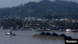 Sebuah kapal menarik tongkang batubara di sepanjang Sungai Mahakam, Samarinda, Kalimantan Timur (foto: Reuters).