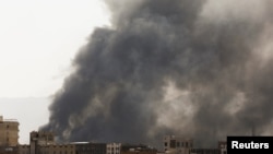 Asap membubung dari lokasi serangan udara oleh Arab Saudi, di Sanaa, Yaman, Minggu, 7 Maret 2021.