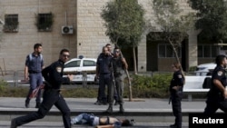 ប៉ូលិស​អ៊ីស្រាអែល​ឈរ​នៅជិត​សាកសព​ក្មេងប្រុស​ម្នាក់​ដែល​គេ​សង្ស័យ​ថា​ជា​អ្នក​វាយប្រហារ​​របស់ប៉ាឡេស្ទីន​ នៅចំណុច​កើតហេតុ​នៃការ​ចាក់សម្លាប់​គ្នា​ ក្នុងតំបន់ Pisgat Zeev ភាគ​ខាង​ជើង​នៃ​ទីក្រុង​ហ៊្សេរុយសាឡិម​ កាលពីថ្ងៃទី១២ ខែតុលា ឆ្នាំ២០១៥។