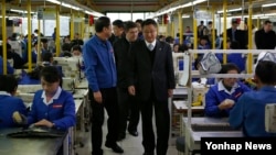 주요 20개국(G20) 회원국의 관계자들이 지난 19일 개성공단을 방문해 기반시설과 입주기업 등을 둘러보고 있다.