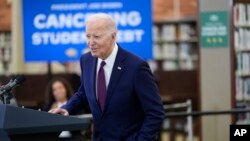 Олеснувањето на заемите ѝ помага на економијата, рече тој, бидејќи „кога луѓето имаат ослободување од студентски долг, тие купуваат домови. Тие започнуваат бизниси, придонесуваат, тие се ангажираат“