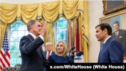 2025年5月7日，在白宫椭圆形办公室，在国务卿卢比奥的主持下，庞德伟宣誓就任美国驻华大使。