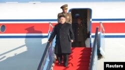 북한 노동신문은 지난 1일 김정은 국방위원회 제1위원장이 비행기를 타고 지방을 방문한 모습을 공개했다.