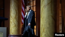 Novoizabrani američki predsjednik Donald Trump prisustvuje večeri zajedno sa svojom suprugom Melanijom u Nacionalnom muzeju građevina u Washingtonu, 19. januar 2025. (Foto: REUTERS/Carlos Barria)