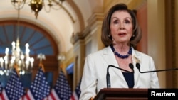 낸시 펠로시 하원 의장이 5일, 도널드 트럼프 대통령에 대한 공식 탄핵 소추안 작성에 들어간다고 발표하고 있다.