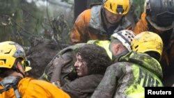 Masu aikin gaggawa sun ceto wata mace a gidan da ya ruguje