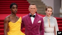 دنیل کریگ، لاشانا لینچ (چب)، لیا سیدو در مراسم فرش قرمز اولین اکران جهانی فیلم «زمانی برای مردن نیست» در لندن - ۲۸ سپتامبر ۲۰۲۱