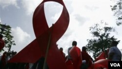 Pita merah tanda keprihatinan terhadap HIV/AIDS. Jumlah pengidap HIV/AIDS di Indonesia terus meningkat.