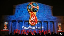 Pemasangan logo resmi Piala Dunia FIFA 2018 di gedung Bolshoi Theater, Moscow, 28 Oktober 2014. (REUTERS/Maxim Shemetov)