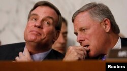 Le démocrate Mark Warner (à gauche) et le républicain Richard Burr, respectivement vice-président et président de la commission sénatoriale du renseignement, qui enquête sur l'ingérence russe dans la présidentielle américaine de 2016, Capitol Hill, Washington, le 13 juin 2017. 
