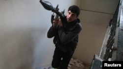 Un combattant rebelle près de Douma, le 2 janvier 2017 