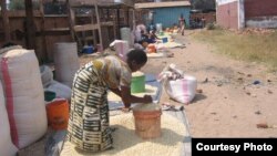 Maize rationing has forced private traders like these women to increase their prices, Karonga, Malawi. (Tiwonge Kumwenda/VOA)