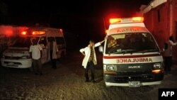 Petugas medis tiba di Hotel Lido Beach View di Mogadishu, Somalia pasca serangan militan Kamis malam (21/1).