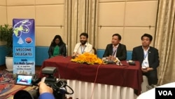 រូបឯកសារ៖ លោក​ មាស​ សុភ័ណ្ឌ អ្នក​នាំ​ពាក្យ​ក្រសួង​ព័ត៌មាន និងលោក Fayyaz Shehryar ប្រធាន​វិទ្យាស្ថាន AIBD ថ្លែង​នៅ​ក្នុង​សន្និសីទ​សារព័ត៌មាន នៅចុងបញ្ចប់នៃសន្និសីទកំពូលសារព័ត៌មានអាស៊ីលើកទី១៦ នៅខេត្តសៀមរាប កាលពីថ្ងៃទី១៣ ខែមិថុនា ឆ្នាំ២០១៩។ (សឹង សុផាត/VOA)