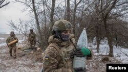 Anggota Brigade Serbu Terpisah ke-3 (Unit Azov) Angkatan Bersenjata Ukraina bersiap menembakkan howitzer 152 mm 2A65 Msta-B, di tengah serangan Rusia terhadap Ukraina, dekat Bahmut, di wilayah Donetsk, Ukraina, 6 Februari 2023. (REUTERS/ Marko Djurica)