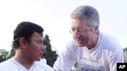 Nairobi Summit on a Mine-Free World President-Designate Wolfgang Petritsch, right, chats with Tun Channareth from Cambodia.