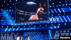 Perhelatan Grammy Awards ke-62, di Los Angeles, California, 26 Januari 2020 dengan pembawa acara Alicia Keys bersama pengisi acara Boyz II Men di atas panggung, di bawah layar yang menampilkan gambar pebasket legendaris NBA, Kobe Bryant. REUTERS/Mario Anzuoni