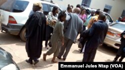 Avocats dans la cour du tribunal militaire lors de l'audience spéciale de deux leaders de la contestation anglophone, à Yaoundé, Cameroun, 7 juin 2017.