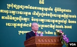 លោក​ ស៊ិក ប៊ុនហ៊ុក ប្រធាន​គណៈកម្មការ​រៀបចំ​ការ​បោះឆ្នោត​នៅក្នុង​ពិធីប្រជុំផ្សព្វផ្សាយអន្តរស្ថាប័នស្តីពីកិច្ចការពារការចុះឈ្មោះ ក្នុង​រាជធានី​ភ្នំពេញ កាលពី​ថ្ងៃព្រហស្បតិ ទី​២៥ ខែ​សីហា ឆ្នាំ​២០១៦។ (ឡេង ឡែន/VOA)