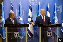 Prime Minister Benjamin Netanyahu, right, and U.N. Secretary-General Antonio Guterres attend a press conference at the Prime Minister's Office in Jerusalem, Aug. 28, 2017.